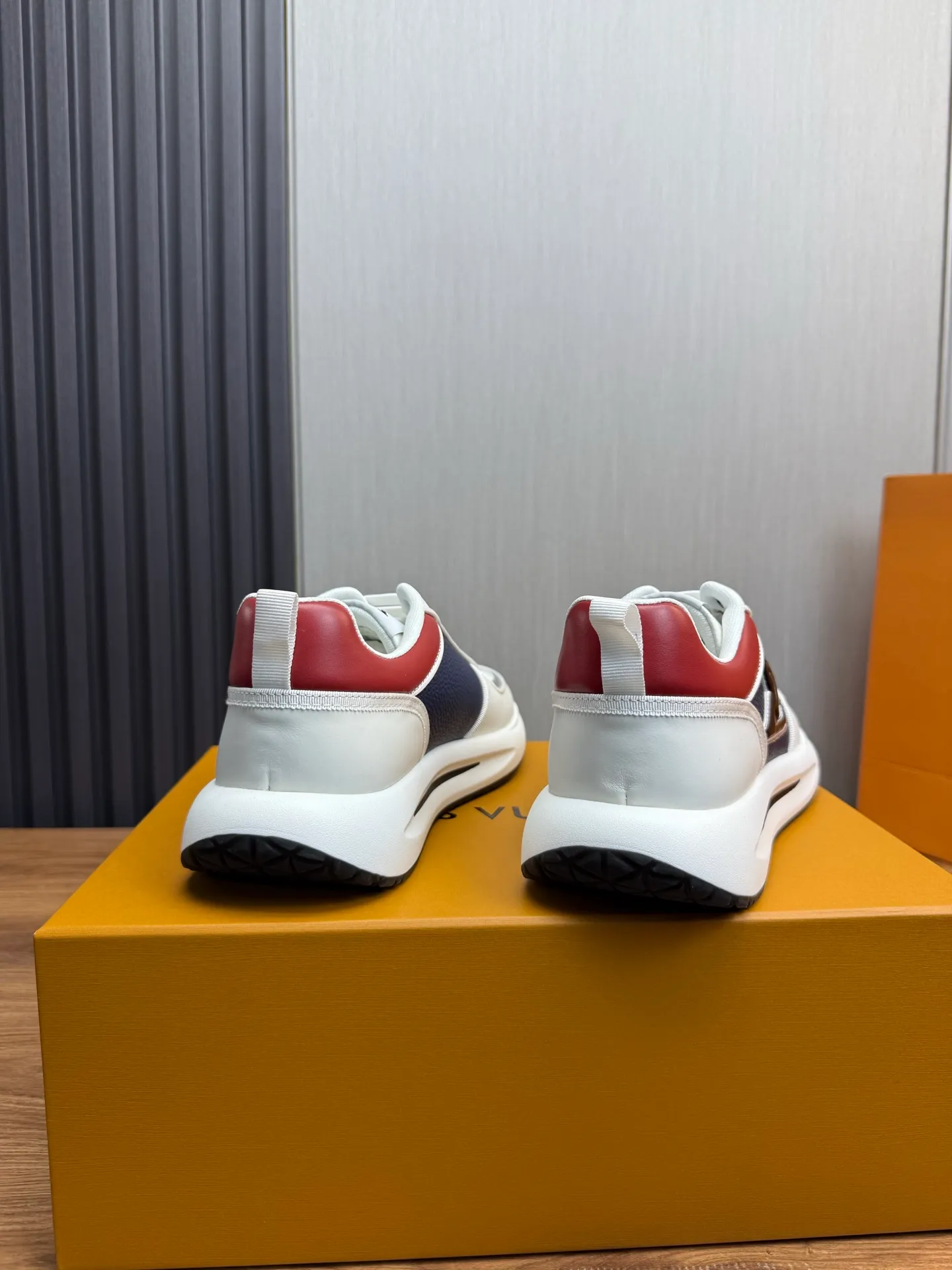 Men's shoes 💰820💰 Lv. Top purchasing agent 🇮🇹 Louis Vuitton, sports shoes counter synchronization, uppers imported from Italy, high-quality splicing and complex handicrafts, imported mesh pads are soft and comfortable, soles: original factory special soles, TPU exclusive movable molded soles super comfortable, original factory single goods, 🔍🔍high quality, you can enter and exit the counter at will, welcome to compare, code number 38-44 (Customized 38.45)
